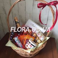 Корзина сладостей в подарок - Фото 1