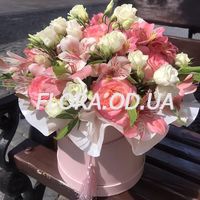Stylish bouquet in a box - Photo 1