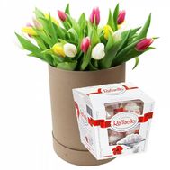 15 різнокольорових тюльпанів і цукерки