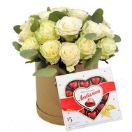 21 біла троянда в коробці з цукерками