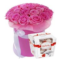 25 троянд в круглій коробці з цукерками