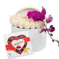 35 роз с орхидеей в коробке и конфеты