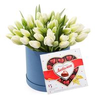 45 білих тюльпанів і цукерки в коробці