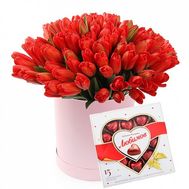 51 червоний тюльпан в коробці з цукерками