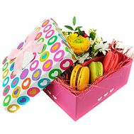 Bouquet of flowers with Macarons