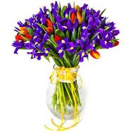 Букет из ирисов и тюльпанов