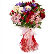 Bouquet of roses and alstromeries