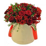 Букет красных роз и альстромерий в коробке