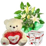Букет лилий, мишка, конфеты
