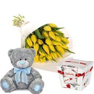 Букет тюльпанов, мишка, конфеты