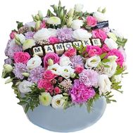 Цветы мамочке с конфетками в коробке