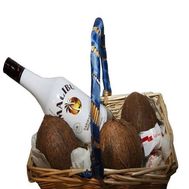 Кокосы в корзине с ликером