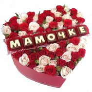 Коробка с цветами и конфетами маме