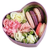 Box with flowers and Macarons