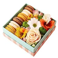 Box with Macarons and flowers
