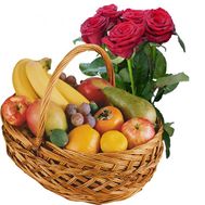 Корзина фруктов и букет роз