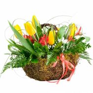 Корзина с тюльпанами и альстромерией