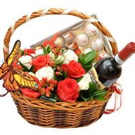 Кошик з квітами і цукерками