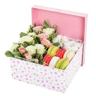 Macaround with gourmet flowers