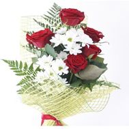 Небольшой букет из роз и хризантем