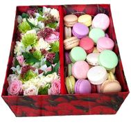 A huge box with Macarons