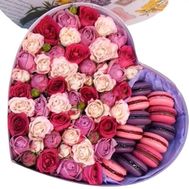 Gift box with Macarons and flowers