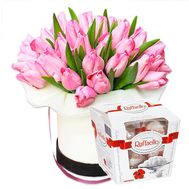 Рожеві тюльпани в коробці і Raffaello