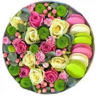 roses in a Box with Macarons