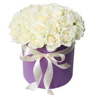 Elegant roses in a hat box