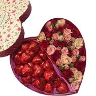 Шоколад і квіти в коробці