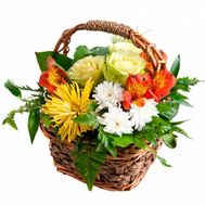 Яркая корзинка с цветами