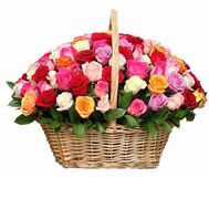 101 разноцветная роза в корзине