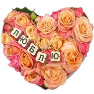 21 троянда і цукерки в коробці