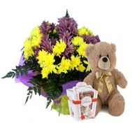 Букет из хризантем с мишкой