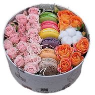 Цветы в коробке с Macarons