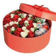 Цветы в коробке с макарунами