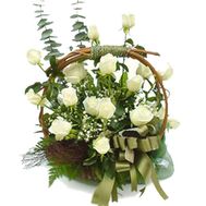 Корзина белых роз