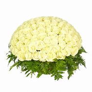 Корзина из 101 белой розы