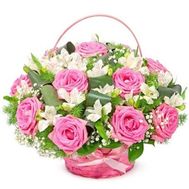 Корзина роз и альстромерий
