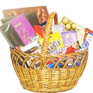 Корзина со сладостями в подарок