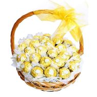 Корзинка с конфетами Ferrero Rocher