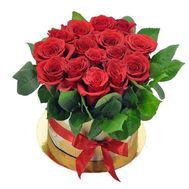 Червоні троянди в шляпній коробці