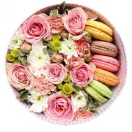 Macaroons with flowers