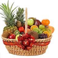 Огромная корзина с фруктами