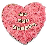 Троянди і цукерки в коробці