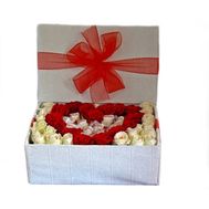 Розы в прямоугольной коробке