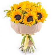 Bright bouquet of sunflowers