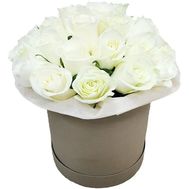 15 белых роз в коробке