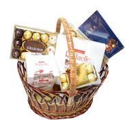 Большая корзина с конфетами