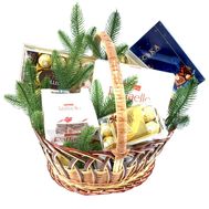 Большая новогодняя корзина с конфетами